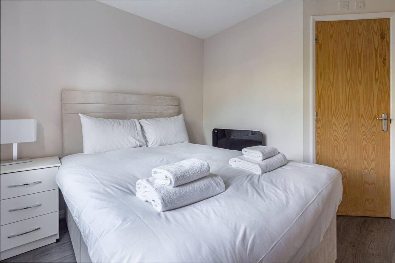 Lovely 2Bed Apt In Redditch, Free Wi-Fi & Parking エクステリア 写真