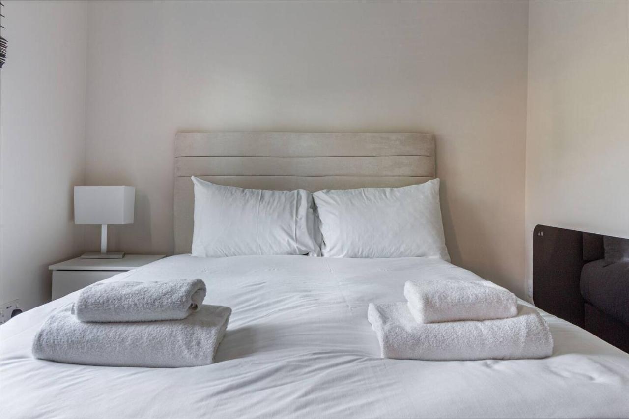 Lovely 2Bed Apt In Redditch, Free Wi-Fi & Parking エクステリア 写真