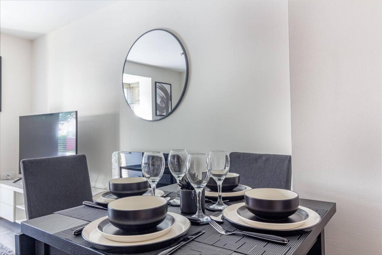 Lovely 2Bed Apt In Redditch, Free Wi-Fi & Parking エクステリア 写真