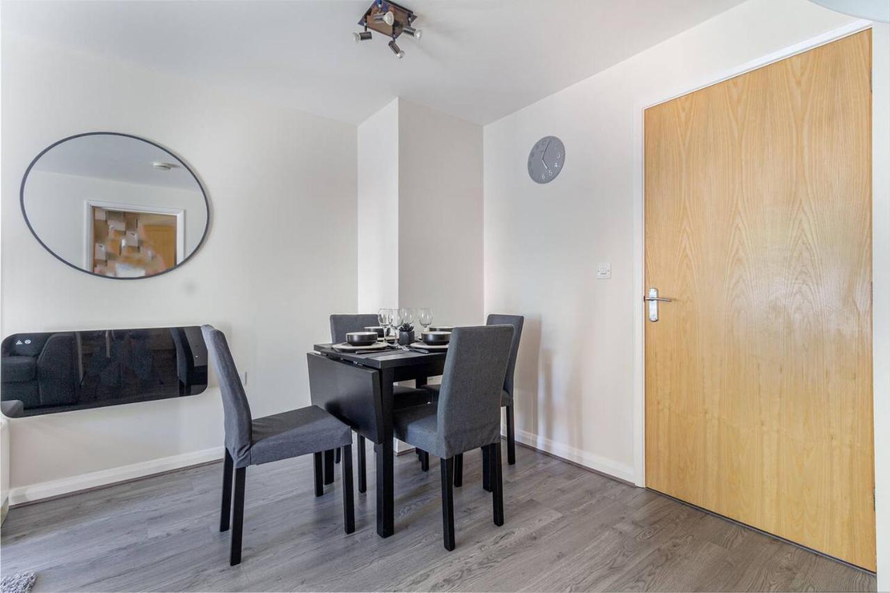 Lovely 2Bed Apt In Redditch, Free Wi-Fi & Parking エクステリア 写真