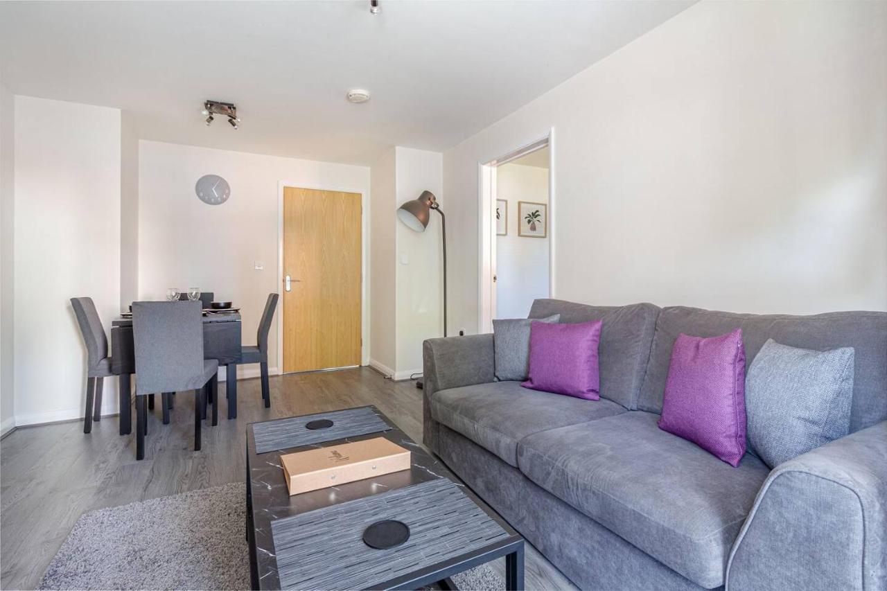 Lovely 2Bed Apt In Redditch, Free Wi-Fi & Parking エクステリア 写真