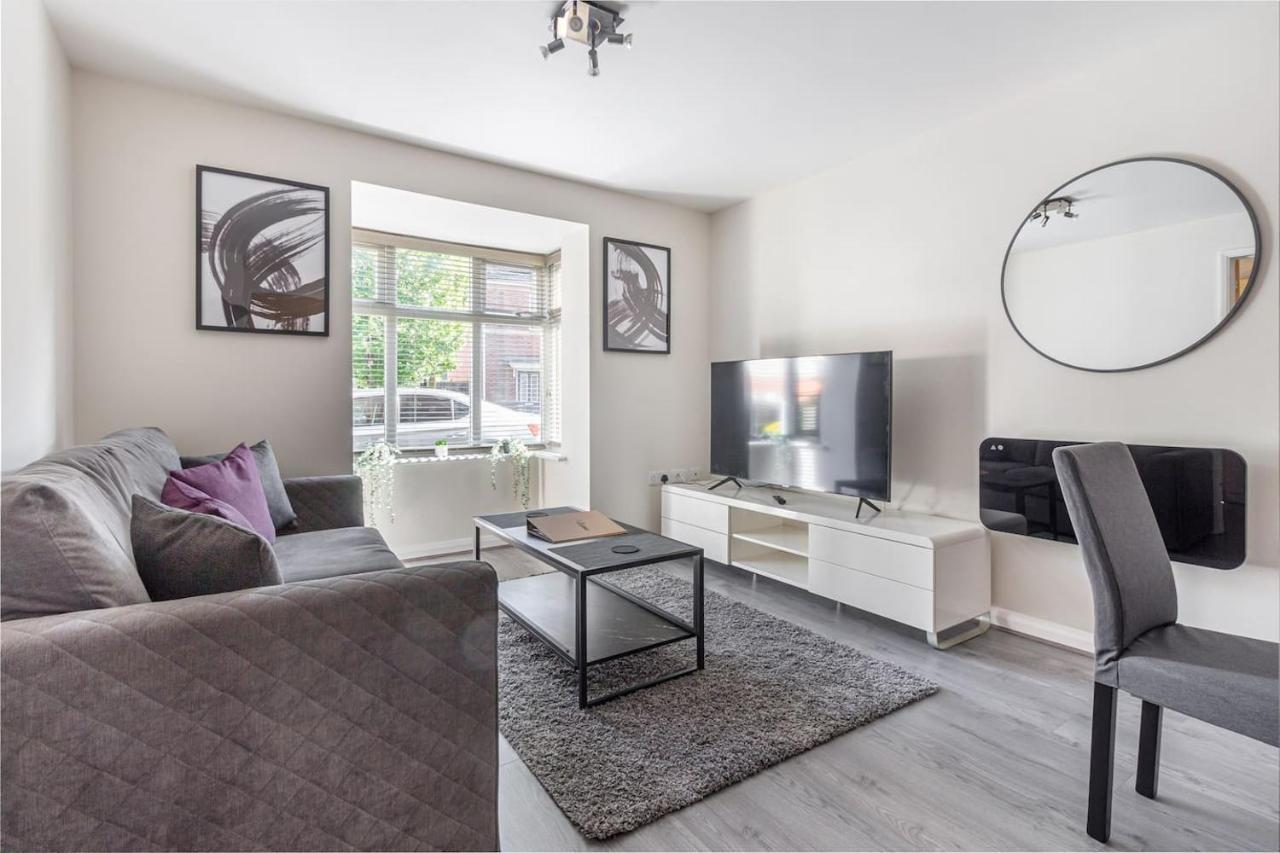 Lovely 2Bed Apt In Redditch, Free Wi-Fi & Parking エクステリア 写真
