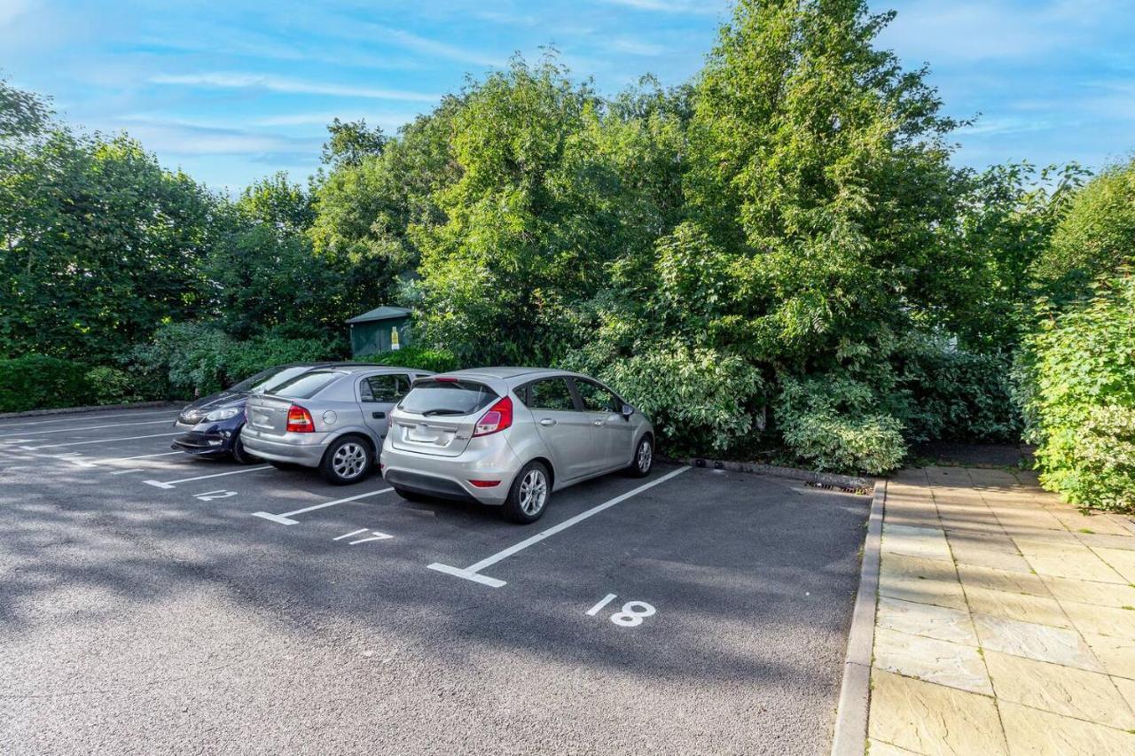 Lovely 2Bed Apt In Redditch, Free Wi-Fi & Parking エクステリア 写真