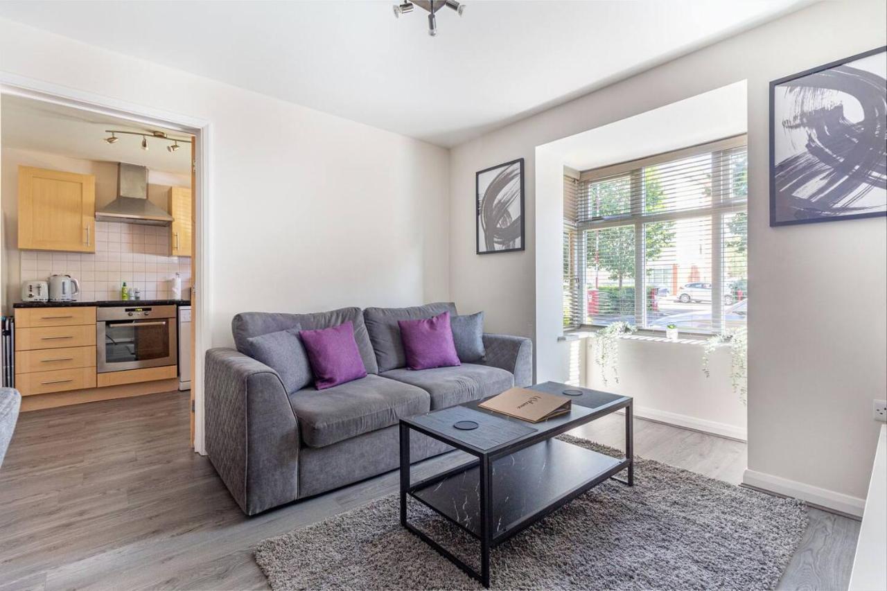 Lovely 2Bed Apt In Redditch, Free Wi-Fi & Parking エクステリア 写真