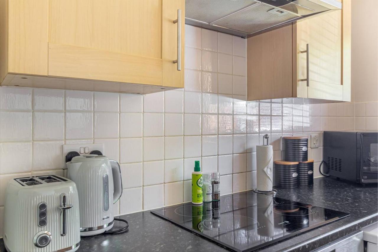 Lovely 2Bed Apt In Redditch, Free Wi-Fi & Parking エクステリア 写真