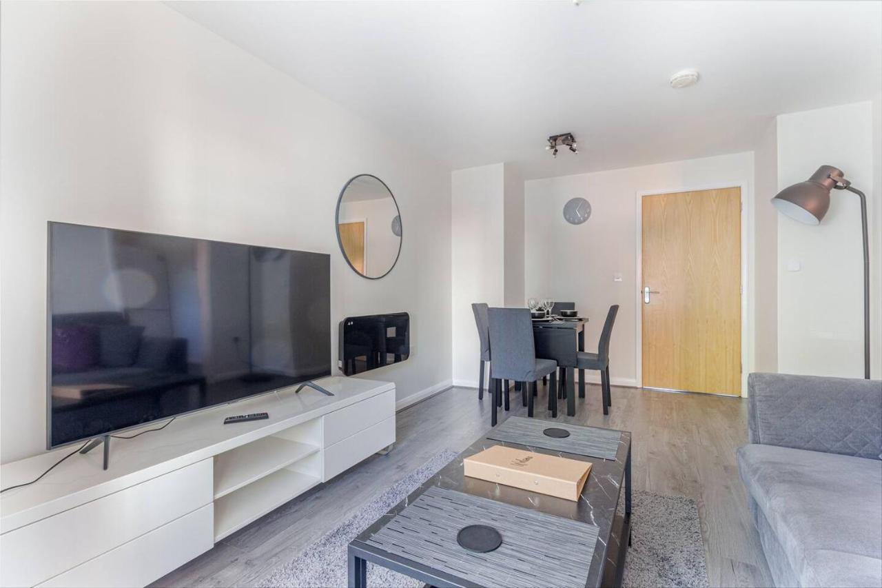 Lovely 2Bed Apt In Redditch, Free Wi-Fi & Parking エクステリア 写真