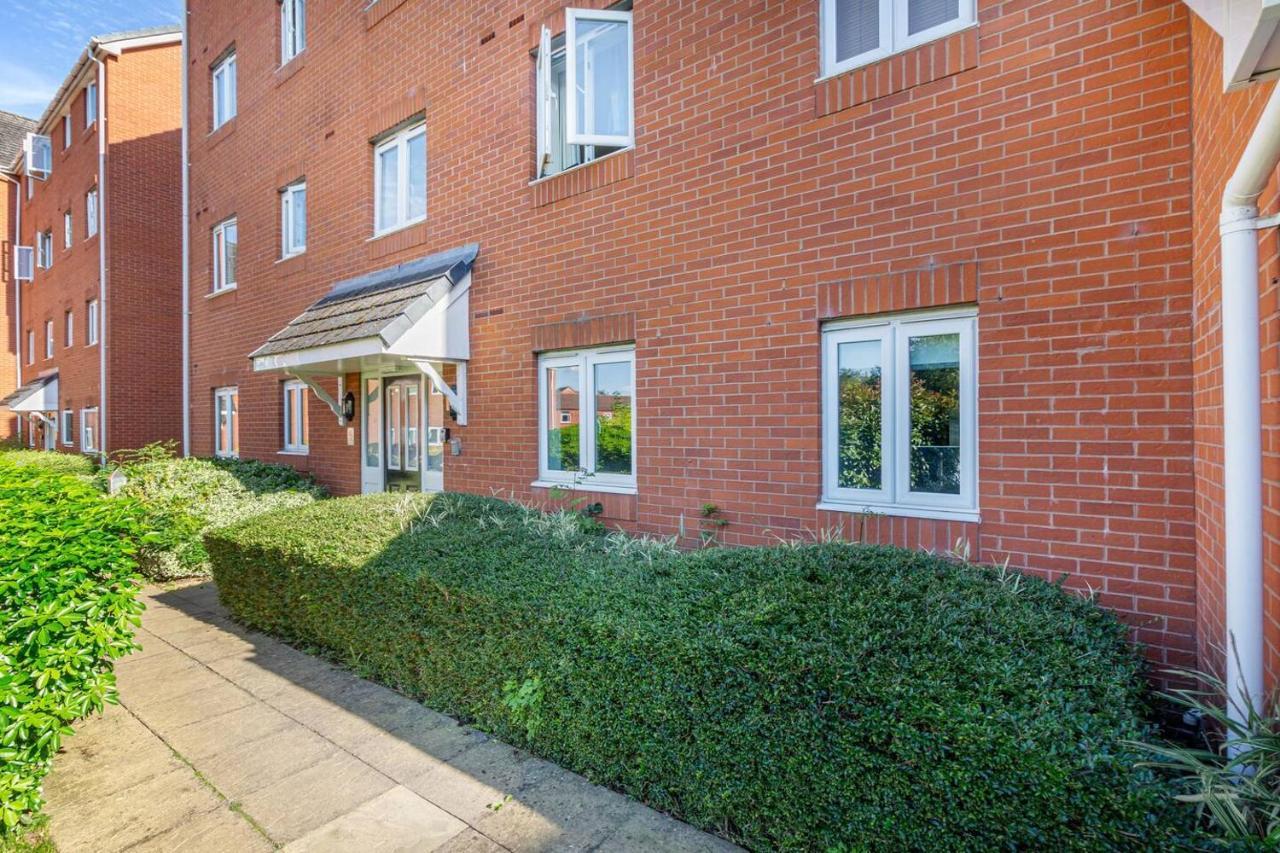 Lovely 2Bed Apt In Redditch, Free Wi-Fi & Parking エクステリア 写真