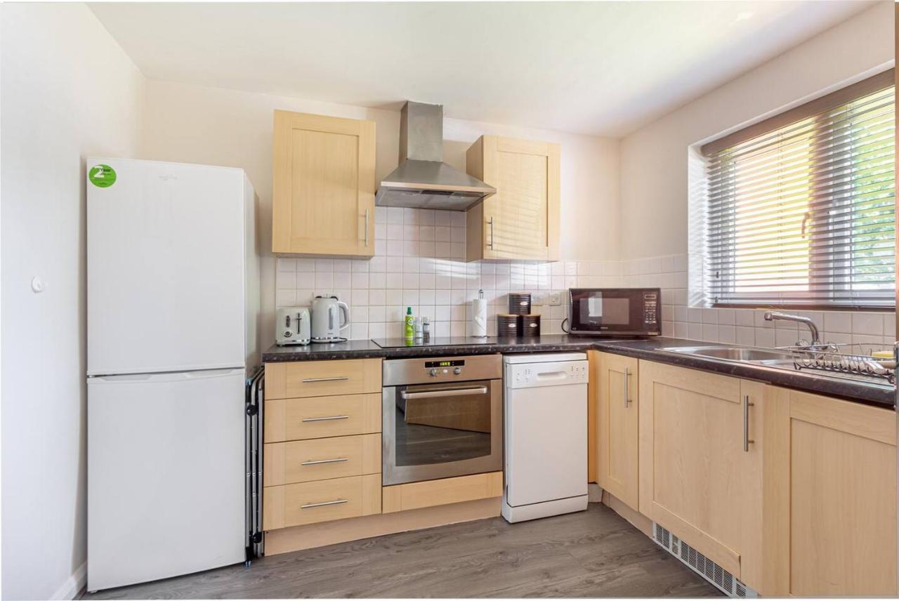 Lovely 2Bed Apt In Redditch, Free Wi-Fi & Parking エクステリア 写真